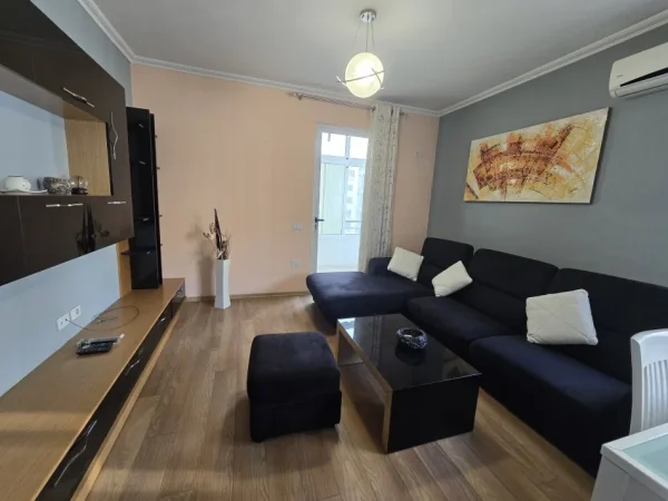 Tirane, jepet me qera apartament 2+1+Ballkon Kati 5, 105 m² 500 € (Yzberisht)