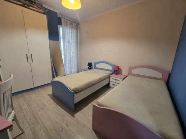 Tirane, jepet me qera apartament 2+1+Ballkon Kati 5, 105 m² 500 € (Yzberisht)