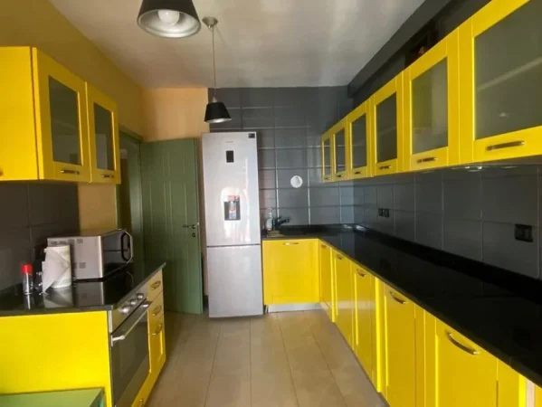 Tirane, jepet me qera apartament 2+1+2 Kati 5, 120 m² 850 € (RR.HOXHA TASIM, TE PAZARI I RI)