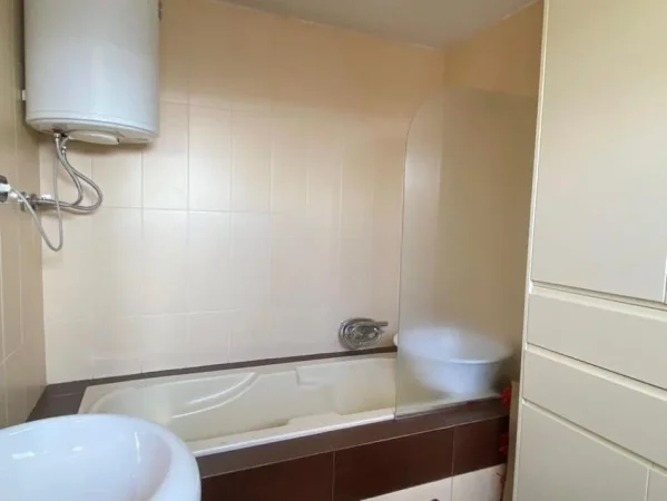 Tirane, jepet me qera apartament 2+1+2 Kati 5, 120 m² 850 € (RR.HOXHA TASIM, TE PAZARI I RI)