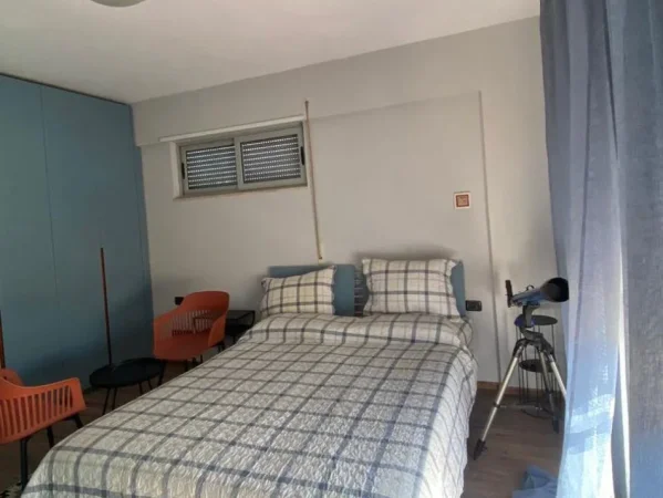 Tirane, jepet me qera apartament 2+1+2 Kati 5, 120 m² 850 € (RR.HOXHA TASIM, TE PAZARI I RI)