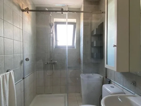 Tirane, jepet me qera apartament 2+1+2 Kati 5, 120 m² 850 € (RR.HOXHA TASIM, TE PAZARI I RI)