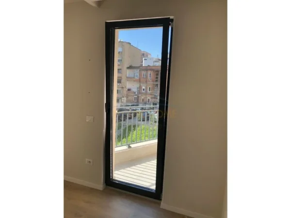 Tirane, jepet me qera apartament Kati 1, 50 m² 400 € (pazari i ri te luxor 3)
