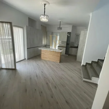Tirane, jepet me qera Vile 5+1+Ballkon , 240 m² 2.500 € (TEG)