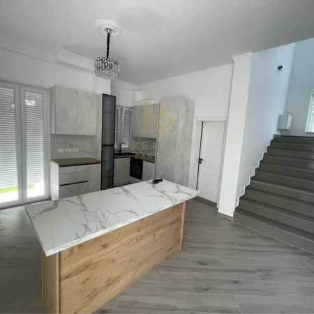 Tirane, jepet me qera Vile 5+1+Ballkon , 240 m² 2.500 € (TEG)