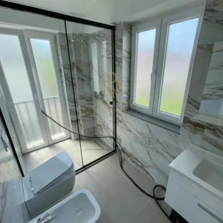Tirane, jepet me qera Vile 5+1+Ballkon , 240 m² 2.500 € (TEG)