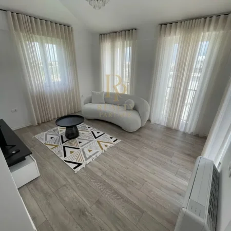 Tirane, jepet me qera Vile 5+1+Ballkon , 240 m² 2.500 € (TEG)
