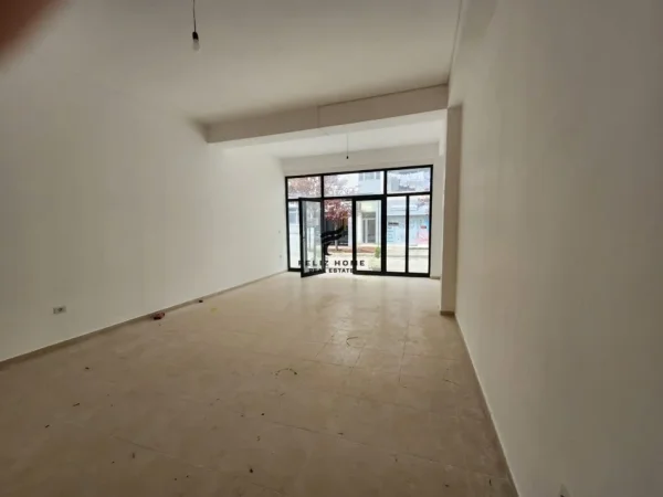 Tirane, jepet me qera dyqan Kati 0, 120 m² 1.500 € (SELVIA)