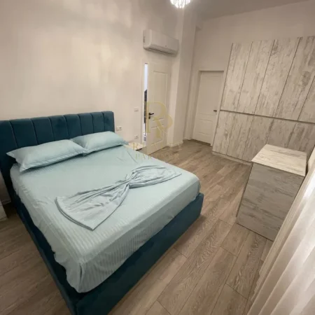Tirane, jepet me qera Vile 5+1+Ballkon , 240 m² 2.500 € (TEG)