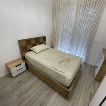Tirane, jepet me qera Vile 5+1+Ballkon , 240 m² 2.500 € (TEG)