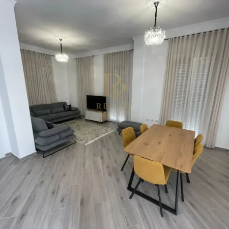 Tirane, jepet me qera Vile 5+1+Ballkon , 240 m² 2.500 € (TEG)