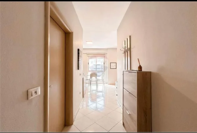 Tirane, jepet me qera apartament 1+1+Ballkon Kati 8, 65 m² 550 € (Rruga e Kavajes)