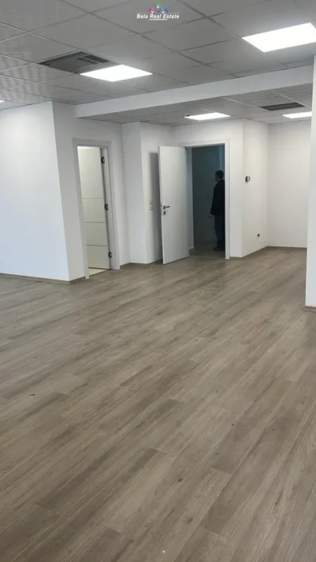 Tirane, jepet me qera zyre Kati 4, 100 m² 1.500 € (blloku)