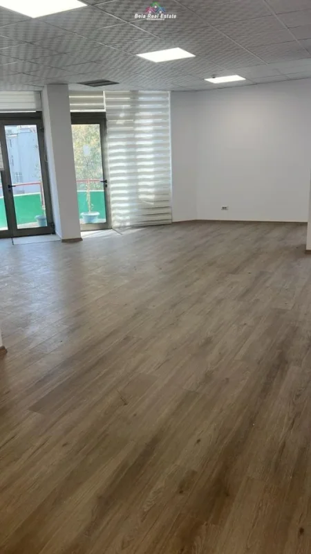 Tirane, jepet me qera zyre Kati 4, 100 m² 1.500 € (blloku)