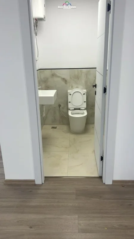 Tirane, jepet me qera zyre Kati 4, 100 m² 1.500 € (blloku)