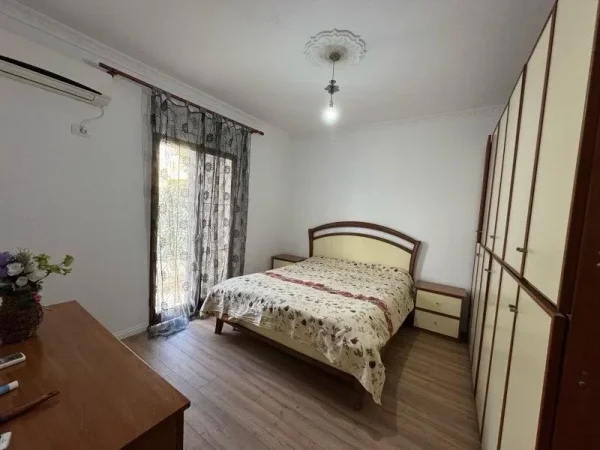Tirane, jepet me qera apartament 3+1 Kati 2, 120 m² 600 € (SAUK I RI)