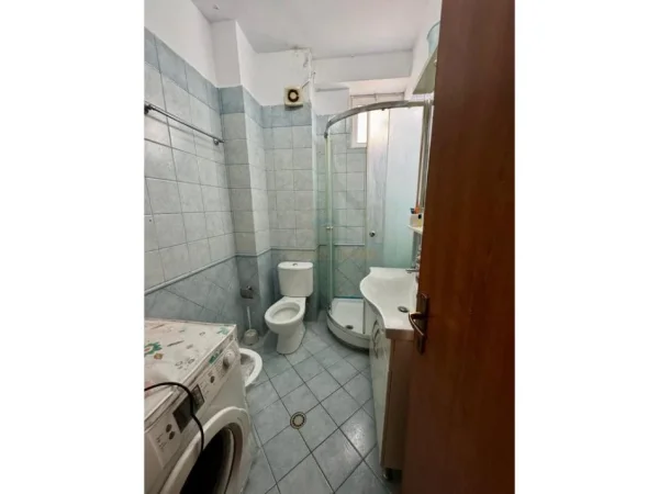 Tirane, jepet me qera apartament 1+1+Ballkon Kati 6, 67 m² 600 € (rruga e bogdaneve)