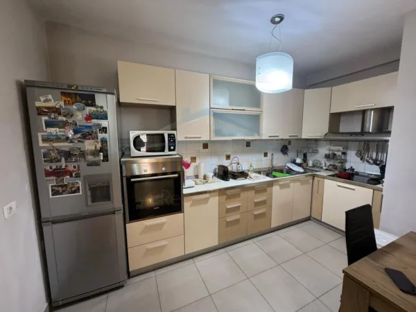 Shitet, Apartament 2+1+2, Rruga e Kavajes, Tiranë.