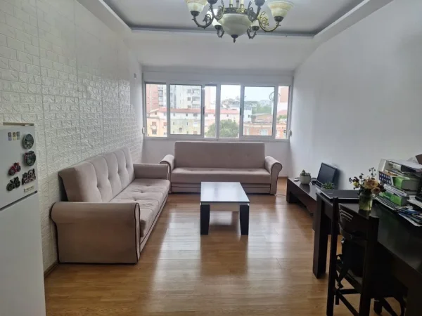 Tirane, jepet me qera apartament 2+1+Ballkon Kati 6, 66 m² 400 € (spitali qsut)