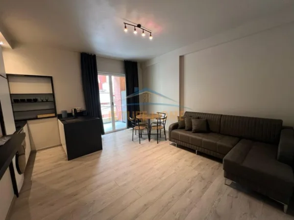 Tirane, jepet me qera apartament 1+1 Kati 2, 55 m² 700 € (Liqeni i That)