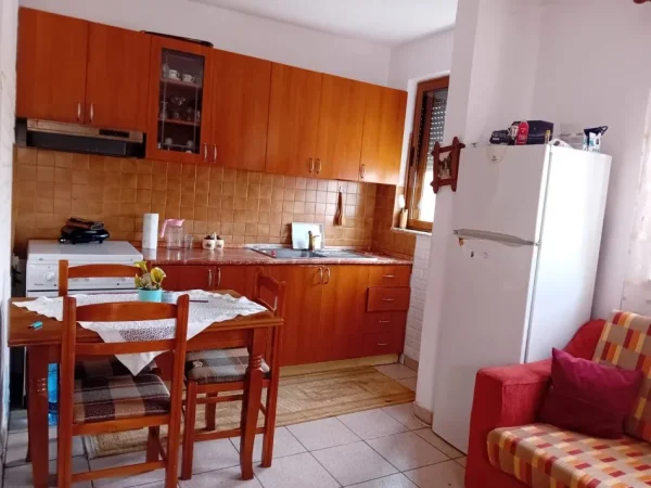 Tirane, jepet me qera apartament 1+1+Ballkon Kati 3, 65 m² 350 € (Ali Demi)