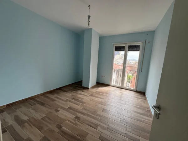 Tirane, shitet apartament 1+1 Kati 3, 71 m² 155.000 € (Stacioni i Trenit, Prane Fakultetit te Shkencave te Natyres)