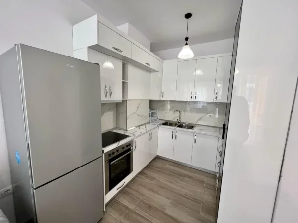 Tirane, jepet me qera 1+1 Kati 5, 75 m² 450 € (rruga 5 maji)