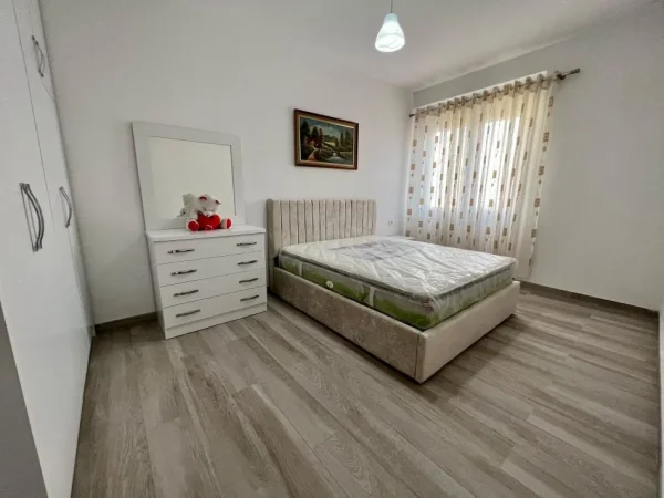 Tirane, jepet me qera apartament 1+1 Kati 4, 70 m² 450 € (rruga 5 maji)