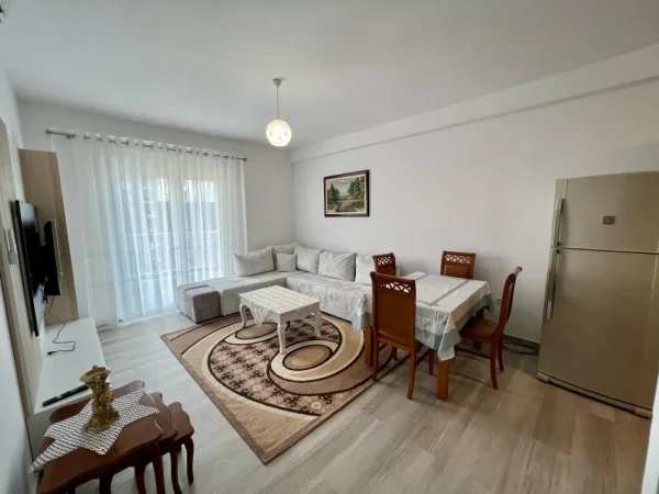 Tirane, jepet me qera apartament 1+1 Kati 4, 70 m² 450 € (rruga 5 maji)