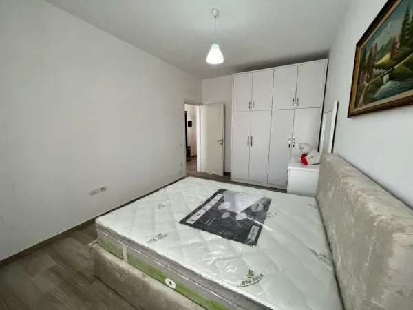Tirane, jepet me qera apartament 1+1 Kati 4, 70 m² 450 € (rruga 5 maji)
