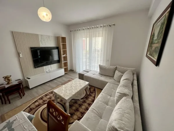 Tirane, jepet me qera apartament 1+1 Kati 4, 70 m² 450 € (rruga 5 maji)