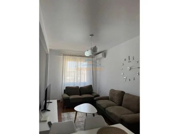 Tirane, jepet me qera 2+1 Kati 8, 80 m² 600 € (Ish Parku Autobuzave)