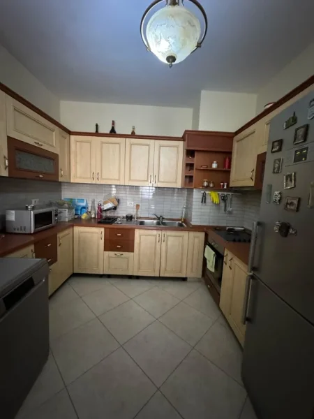 Tirane, jepet me qera apartament 3+1+Ballkon Kati 2, 125 m² 900 € (Rruga Fortuzi)