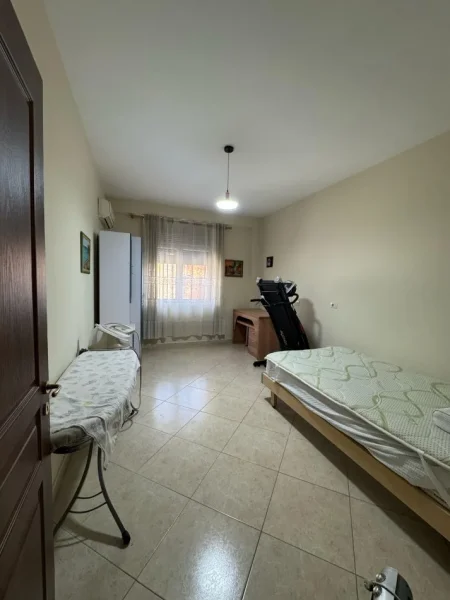 Tirane, jepet me qera apartament 3+1+Ballkon Kati 2, 125 m² 900 € (Rruga Fortuzi)