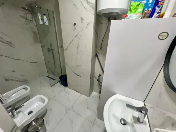 Tirane, jepet me qera 2+1 Kati 4, 100 m² 1.300 € (rruga e kosovareve)