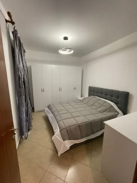 Tirane, jepet me qera apartament 1+1+Ballkon Kati 4, 70 m² 550 € (SIRI KODRA)