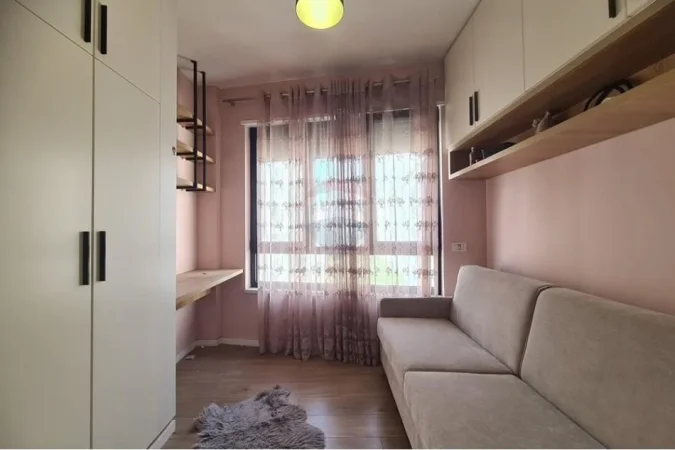Tirane, jepet me qera apartament 2+1+Ballkon , 750 € (Rruga Frosina Plaku)
