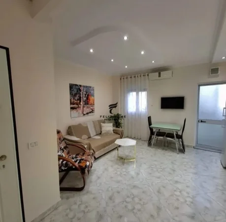 Tirane, jepet me qera apartament 1+1+Ballkon Kati 3, 71 m² 550 € (KOMUNA E PARISIT)