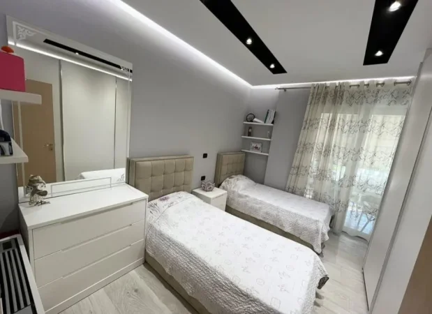 Tirane, jepet me qera apartament 1+1 Kati 1, 90 m² 800 € (Liqeni i thate)
