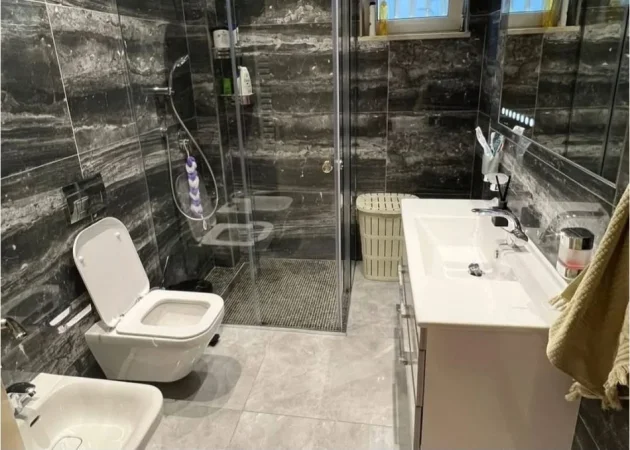 Tirane, jepet me qera apartament 1+1 Kati 1, 90 m² 800 € (Liqeni i thate)