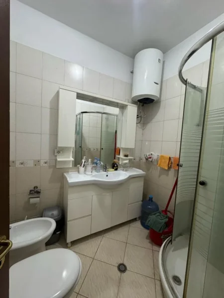 Tirane, jepet me qera 3+1+Ballkon , (Rruga Fortuzi, prane Qendres)