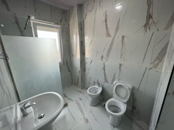 Tirane, jepet me qera 1+1 Kati 9, 500 € (rruga 5 maji)