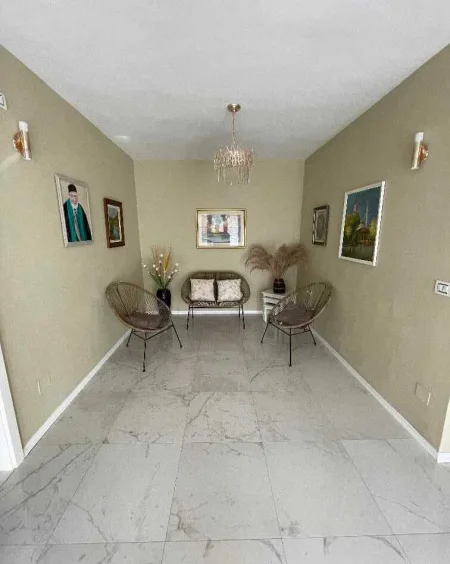 Tirane, jepet me qera shtepi 2+1+Ballkon Kati 1, 125 m² 850 € (SHKOLLA E KUQE PAZARI I RI)