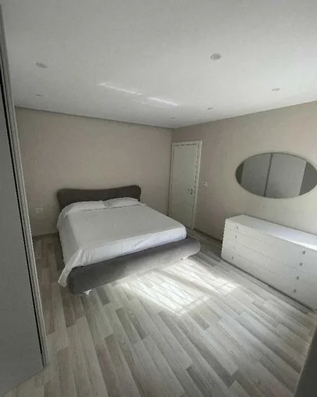Tirane, jepet me qera shtepi 2+1+Ballkon Kati 1, 125 m² 850 € (SHKOLLA E KUQE PAZARI I RI)