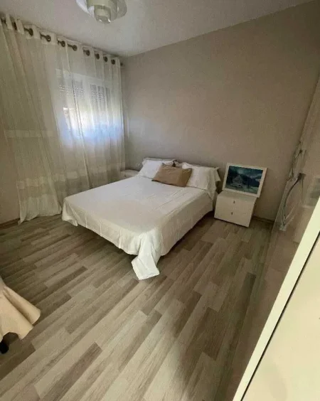 Tirane, jepet me qera shtepi 2+1+Ballkon Kati 1, 125 m² 850 € (SHKOLLA E KUQE PAZARI I RI)