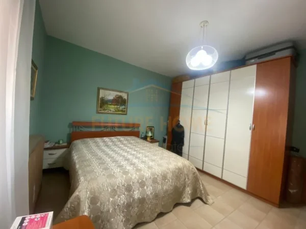 Tirane, shitet apartament 2+1+Ballkon Kati 9, 105 m² (Ish ekspozita okazion mundesi e mir investimi)
