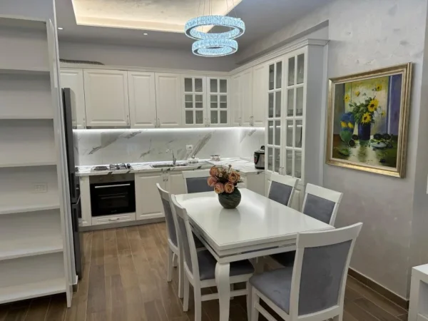 Tirane, jepet me qera 2+1+Ballkon Kati 4, 80 m² 600 € (yzberisht)