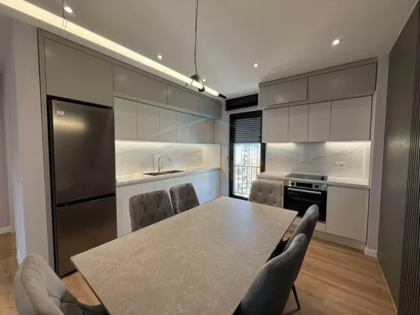 Tirane, jepet me qera apartament 2+1 Kati 7, 95 m² 800 € (Unaza e re)