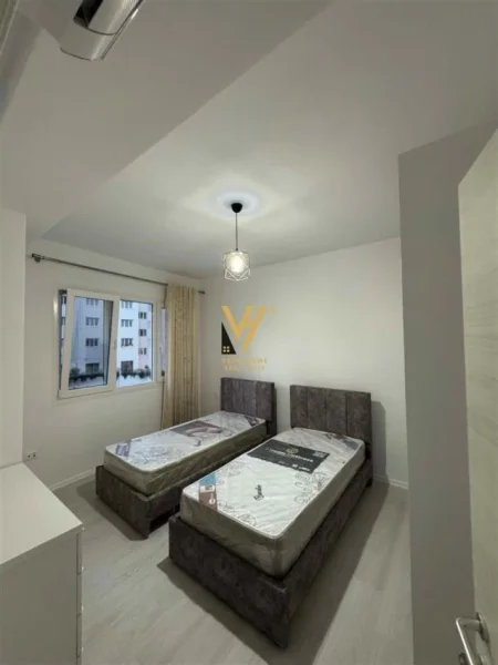 Tirane, jepet me qera apartament 2+1+Ballkon Kati 2, 97 m² 750 € (ISH FUSHA E AVIACIONIT)