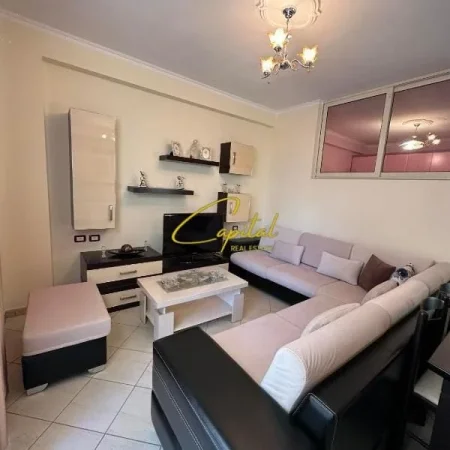 Tirane, jepet me qera apartament 1+1 Kati 4, 75 m² 550 € (LIQENI ARTIFICIAL)